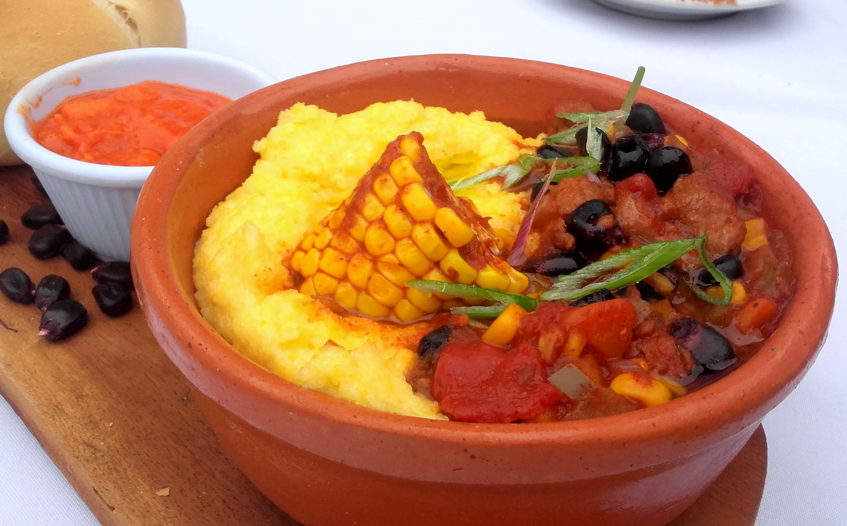 Receta de polenta con estofado de chivito y maíz bicolor.