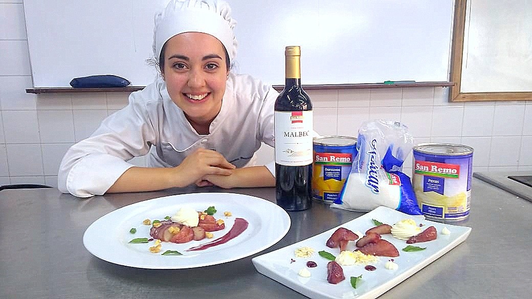 Para esta navidad receta de peras en salsa de malbec especiado.